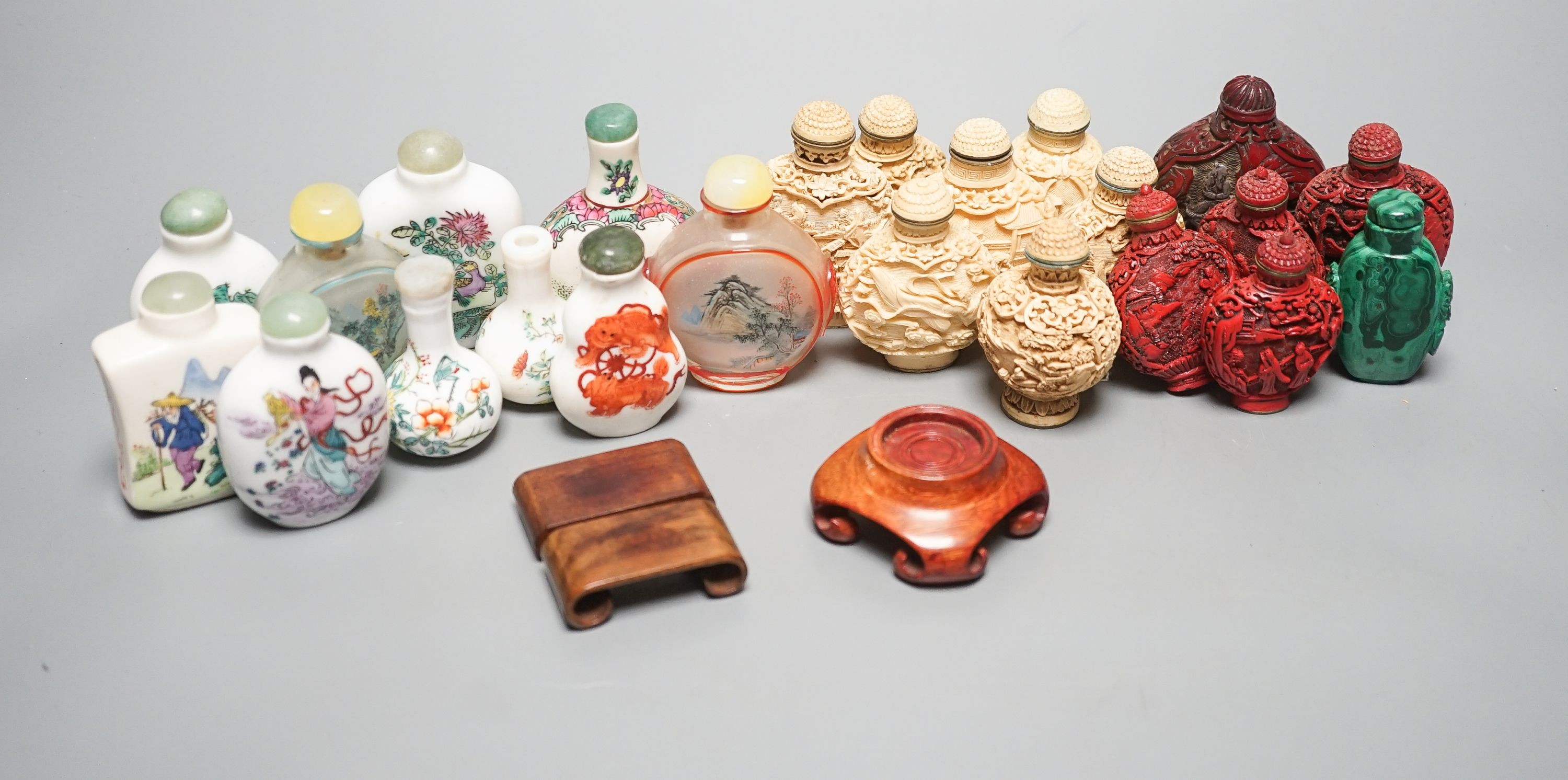 A collection of Chinese snuff bottles, 20th century, including a malachite snuff bottle, 6.2cm (23)